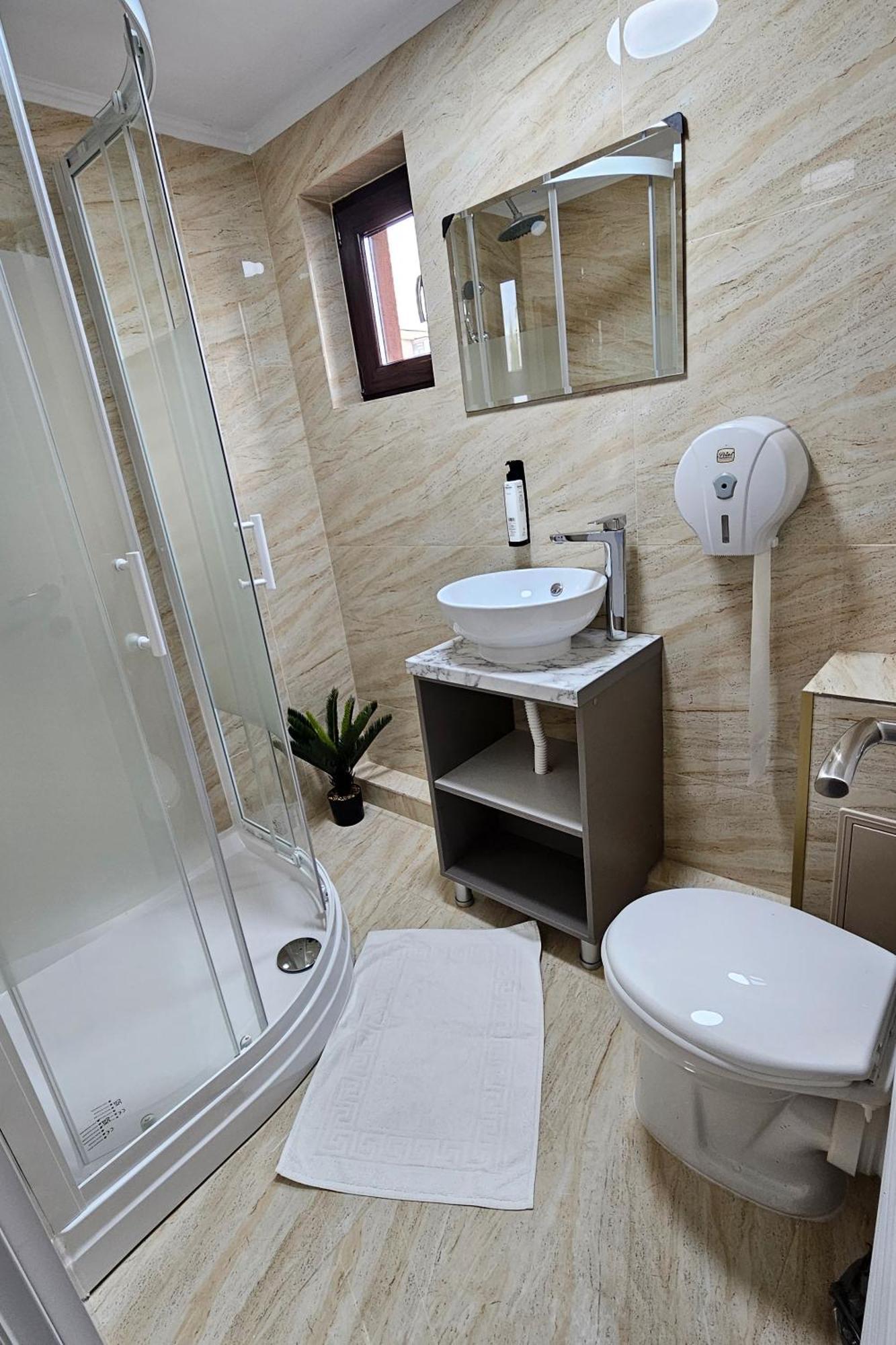 Flamingo Hotel Piteşti Kültér fotó